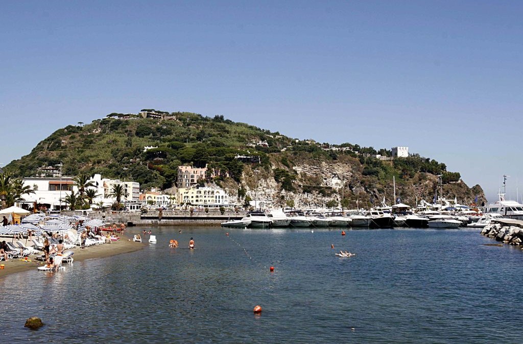 Vino sott’acqua a Ischia, al via l’affinamento nei fondali vulcanici dell’isola