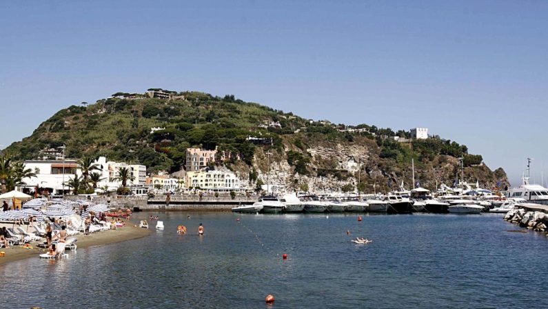 Vino sott’acqua a Ischia, al via l’affinamento nei fondali vulcanici dell’isola