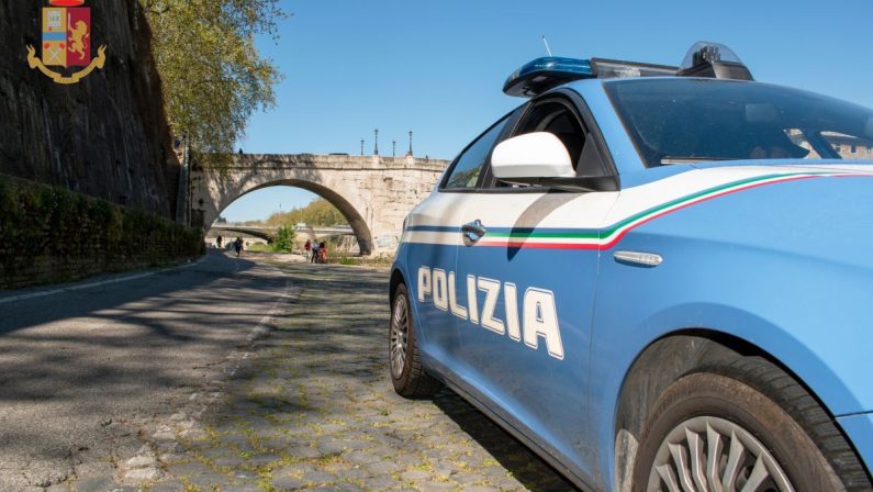 Accoltella ex moglie a Roma e fugge, fermato dopo 7 ore di ricerche