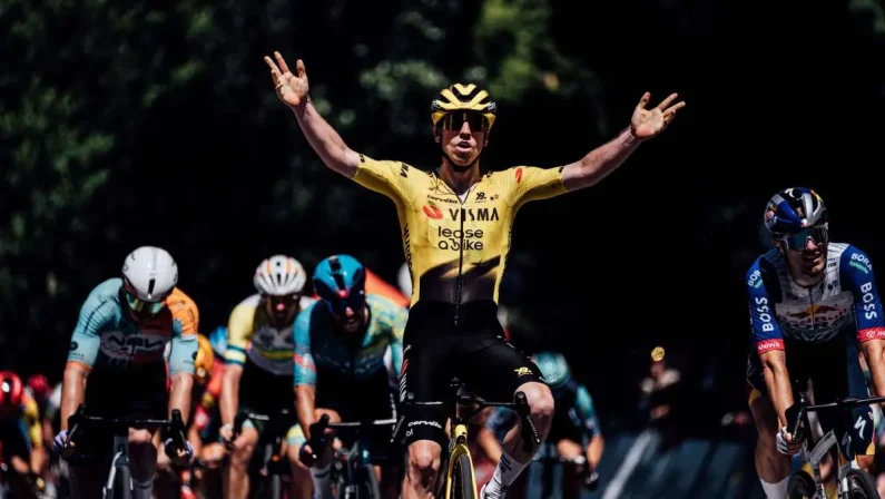 Brennan cala il poker e vince la sedicesima tappa della Vuelta 2026, Mas sempre in rosso