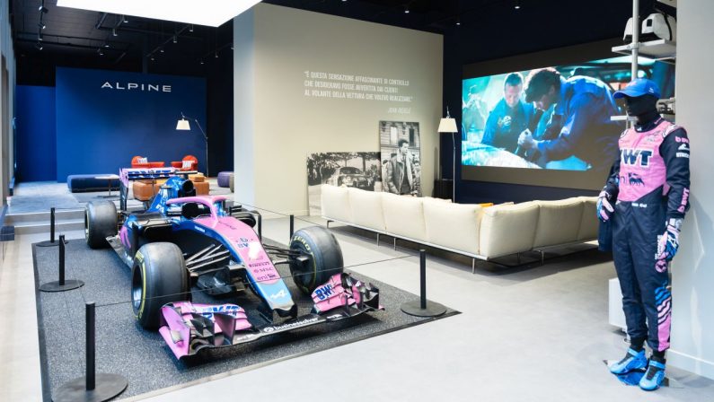 Alpine inaugura gli spazi Atelier di Milano alla presenza del team F1 e Briatore
