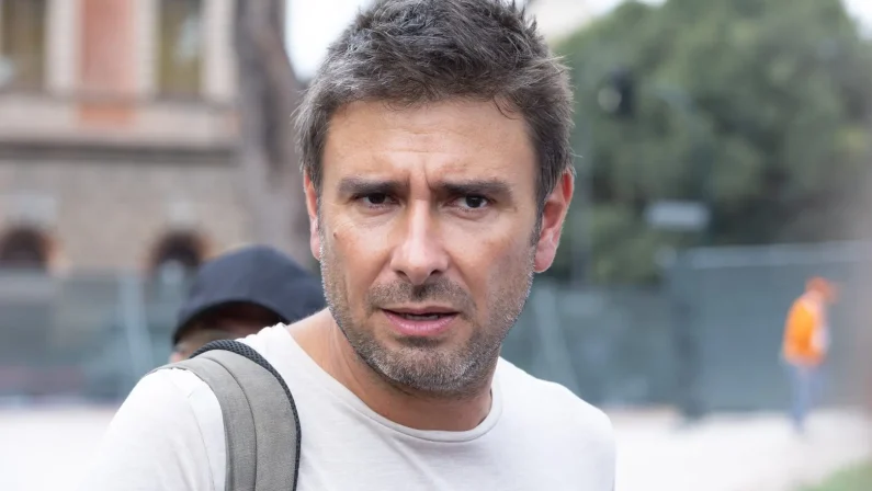 Rinviato il rientro di Alessandro Di Battista in Italia, è stato operato a Cuba
