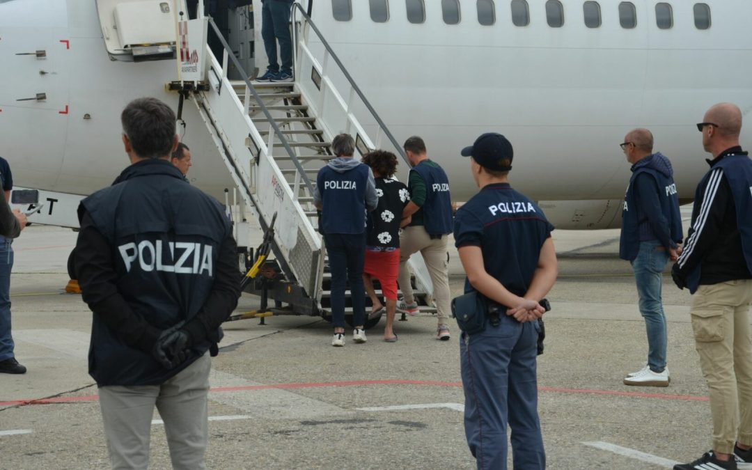 Contrasto all’immigrazione clandestina, espulsi 19 cittadini egiziani / Video