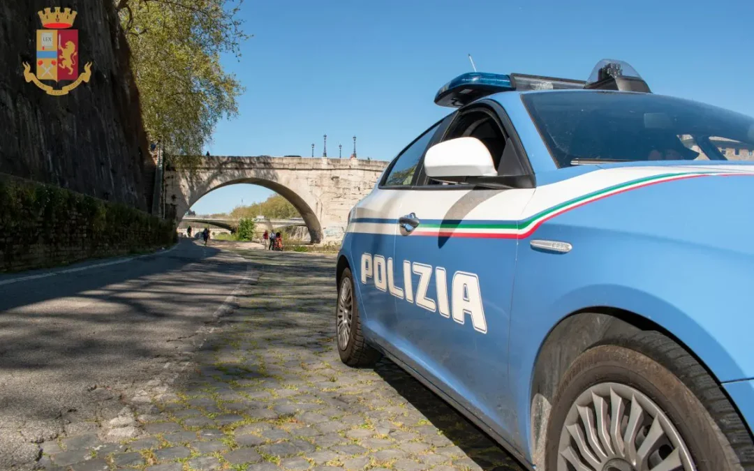Si libera del braccialetto e incendia negozio ex compagna, arrestato a Roma