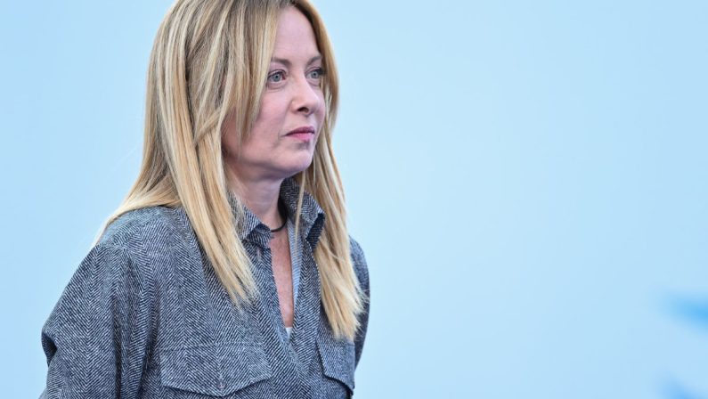 Meloni “Il governo tiene la barra dritta e non scappa”