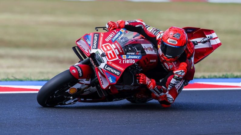 Marc Marquez vince la Sprint a Misano, preceduti Bezzecchi e Martin