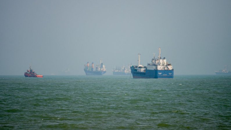 Nave iraniana colpita nello Stretto di Hormuz, un morto e tre feriti