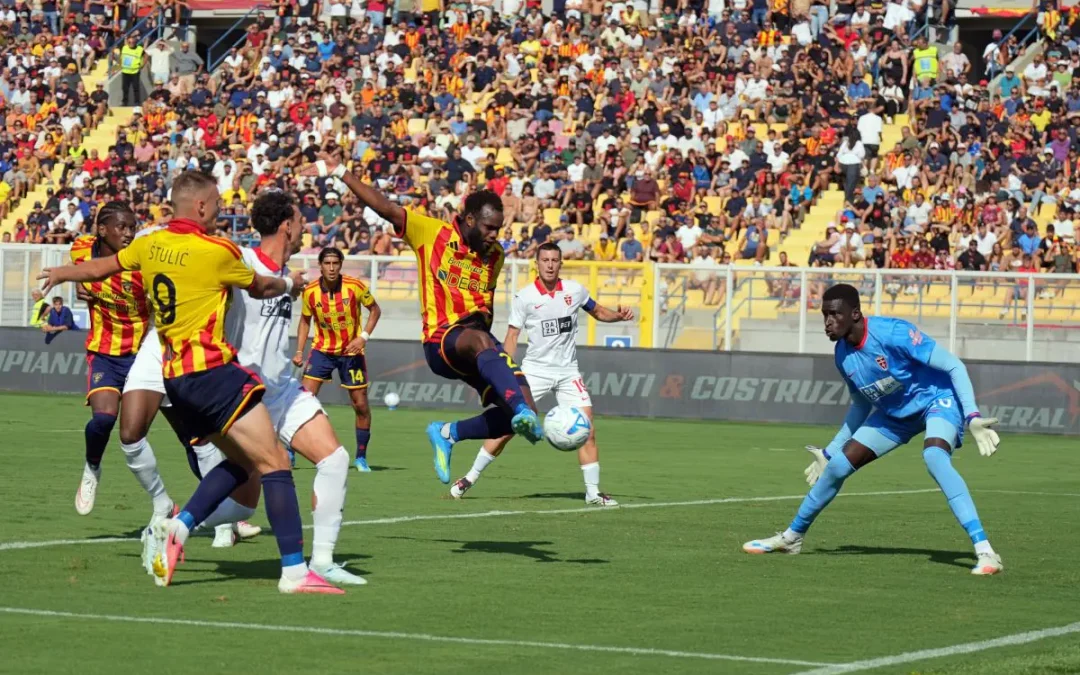 Gol ed emozioni al Via del Mare, il Lecce la spunta sul Monza per 3-2