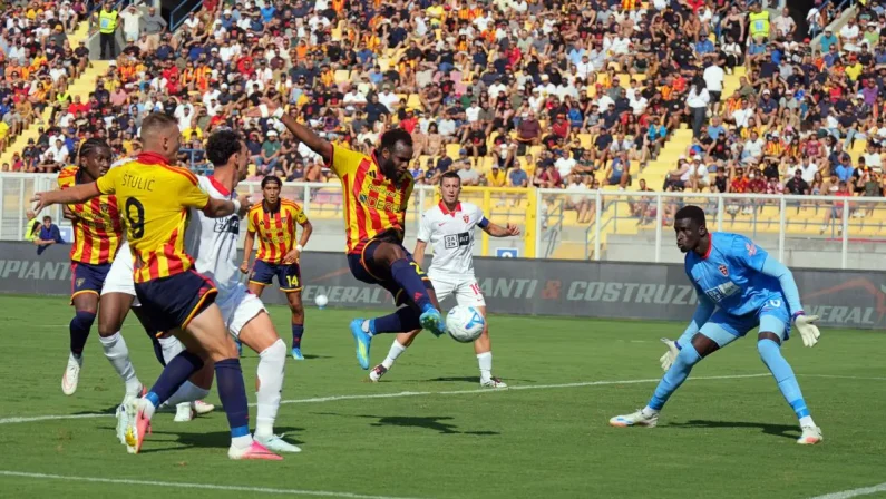 Gol ed emozioni al Via del Mare, il Lecce la spunta sul Monza per 3-2