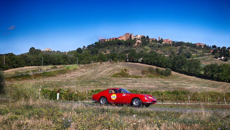 Ferrari Cavalcade Classiche 2026, 75 equipaggi sulle sponde del Lago di Garda