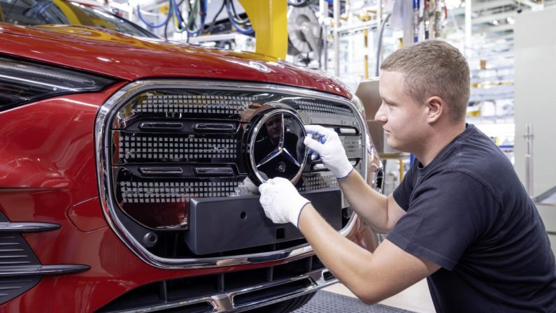 Mercedes-Benz GLA ibrida, al via la produzione nello stabilimento di Rastatt