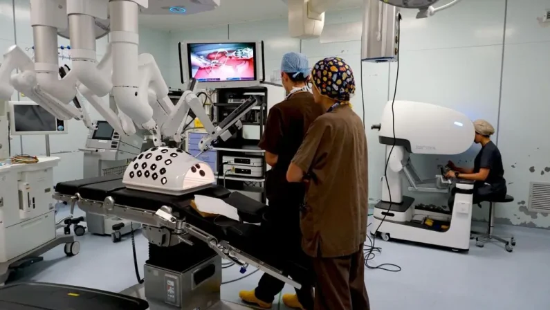 Robot chirurgici cinesi di ultima generazione arrivati al Policlinico di Milano