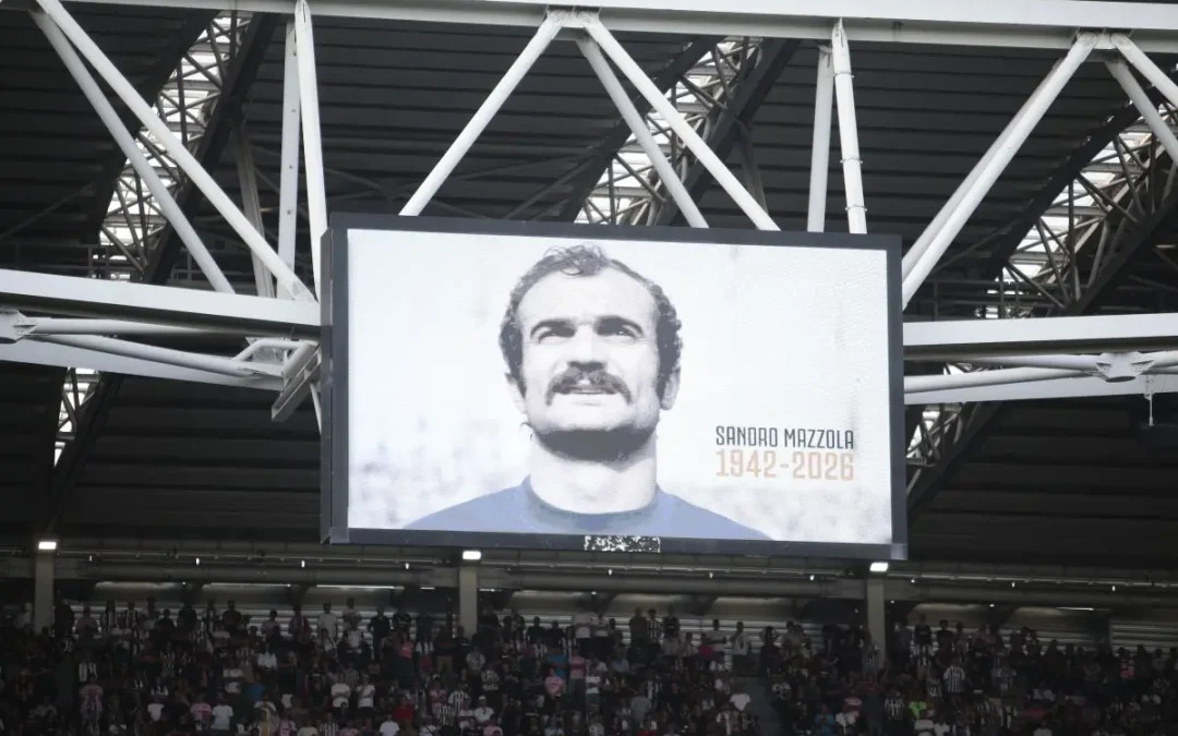 Tifosi di spalle durante il minuto di silenzio per Mazzola, Juventus multata