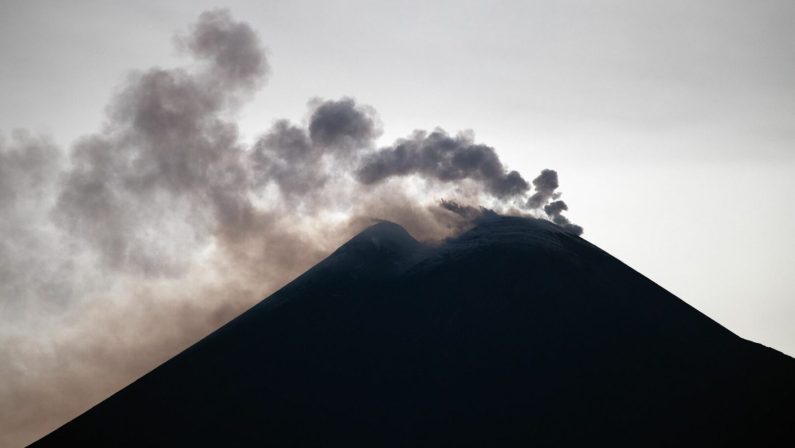 Cenere lavica dell’Etna, a Catania voli in arrivo sospesi sino alle ore 16