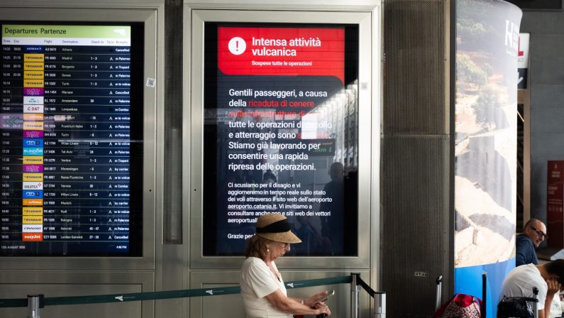 Cenere lavica dell’Etna, stop voli all’aeroporto di Catania fino alle 12 di domani
