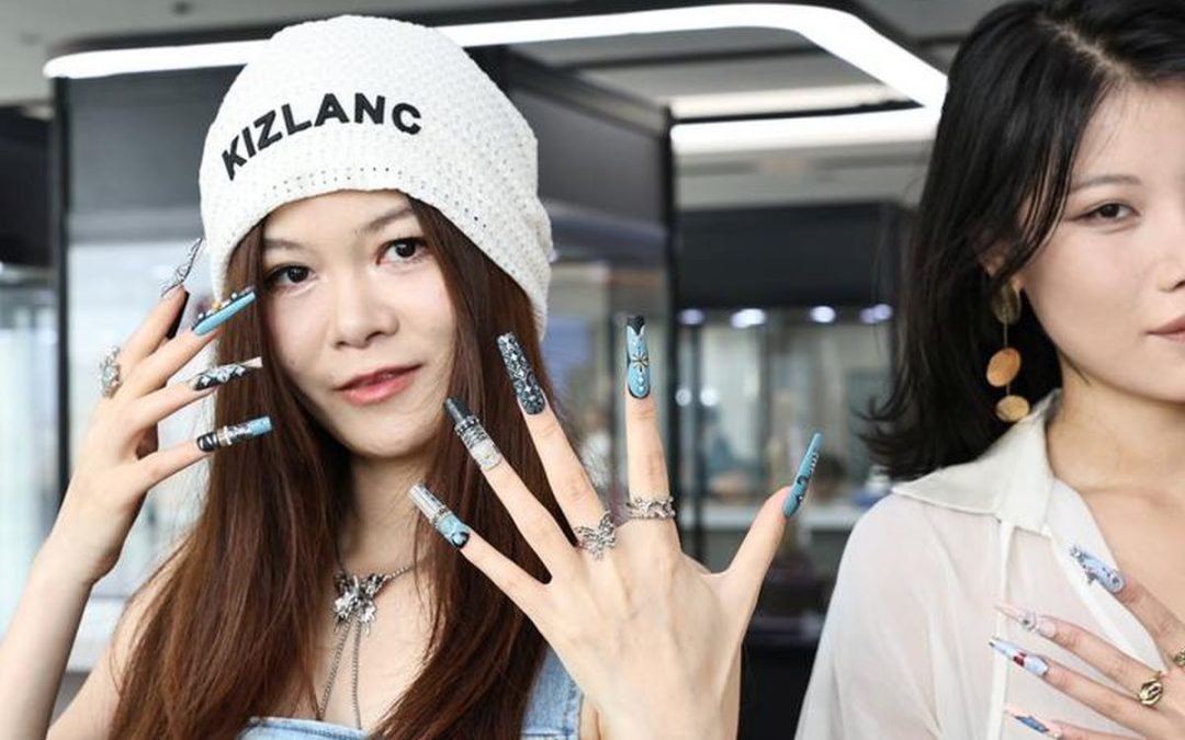 Dalla Cina a Milano, le unghie finte entrano nel mondo della moda