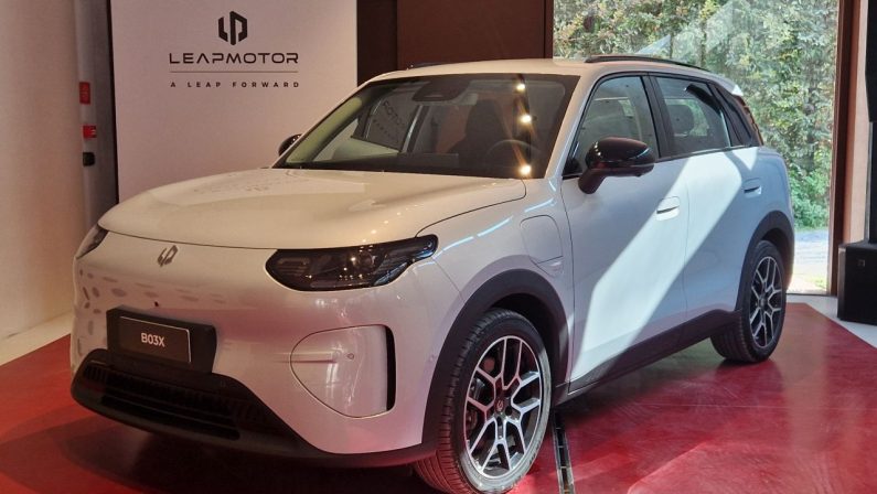 Leapmotor presenta B03X, nuovo urban crossover compatto fino a 382 km di autonomia / Video