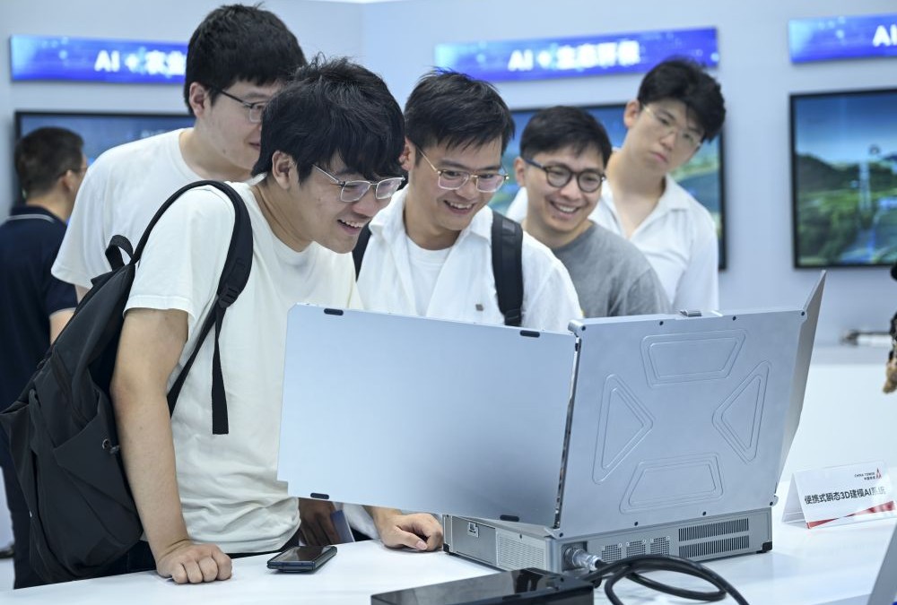 Cina, gli utenti dell’IA generativa superano quota 700 milioni