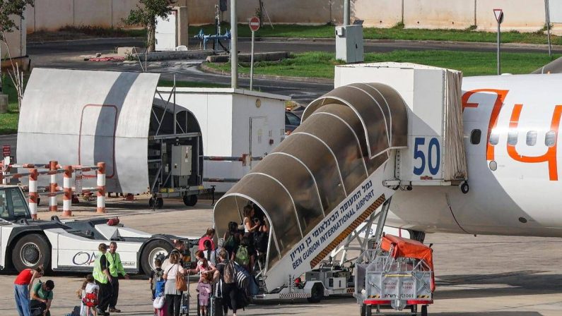 Volo Dubai-Tel Aviv, passeggeri in festa dopo attacco sventato