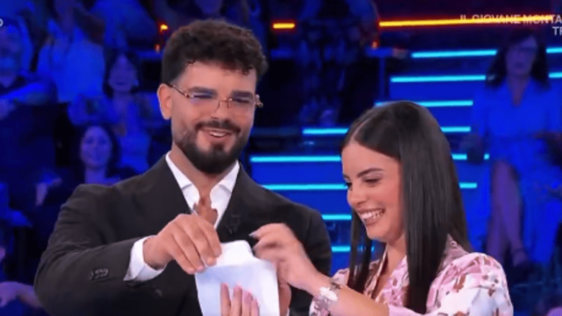 Affari Tuoi, primo gender reveal durante la puntata: Ylenia aspetta un maschietto