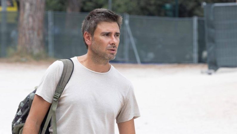 Alessandro Di Battista tornato in Italia dopo il malore: il volo in tre tappe e il ricovero al Gemelli, cosa sappiamo