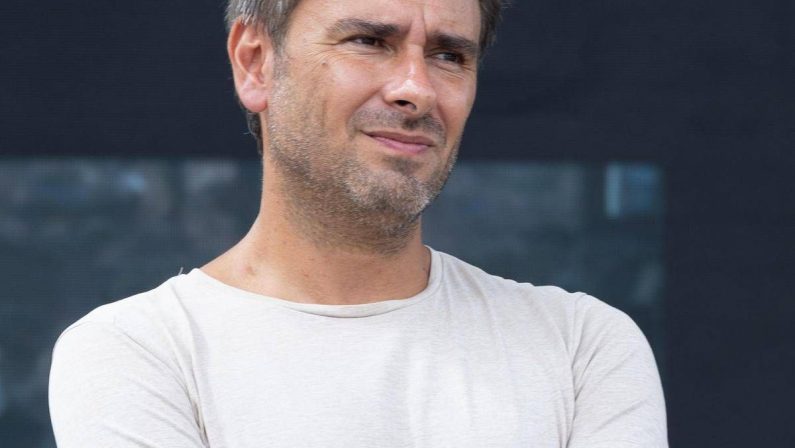 Alessandro Di Battista, neurochirurgo italiano a Miami: “Potrebbe venire qui, invece, che tornare in aereo a Roma”