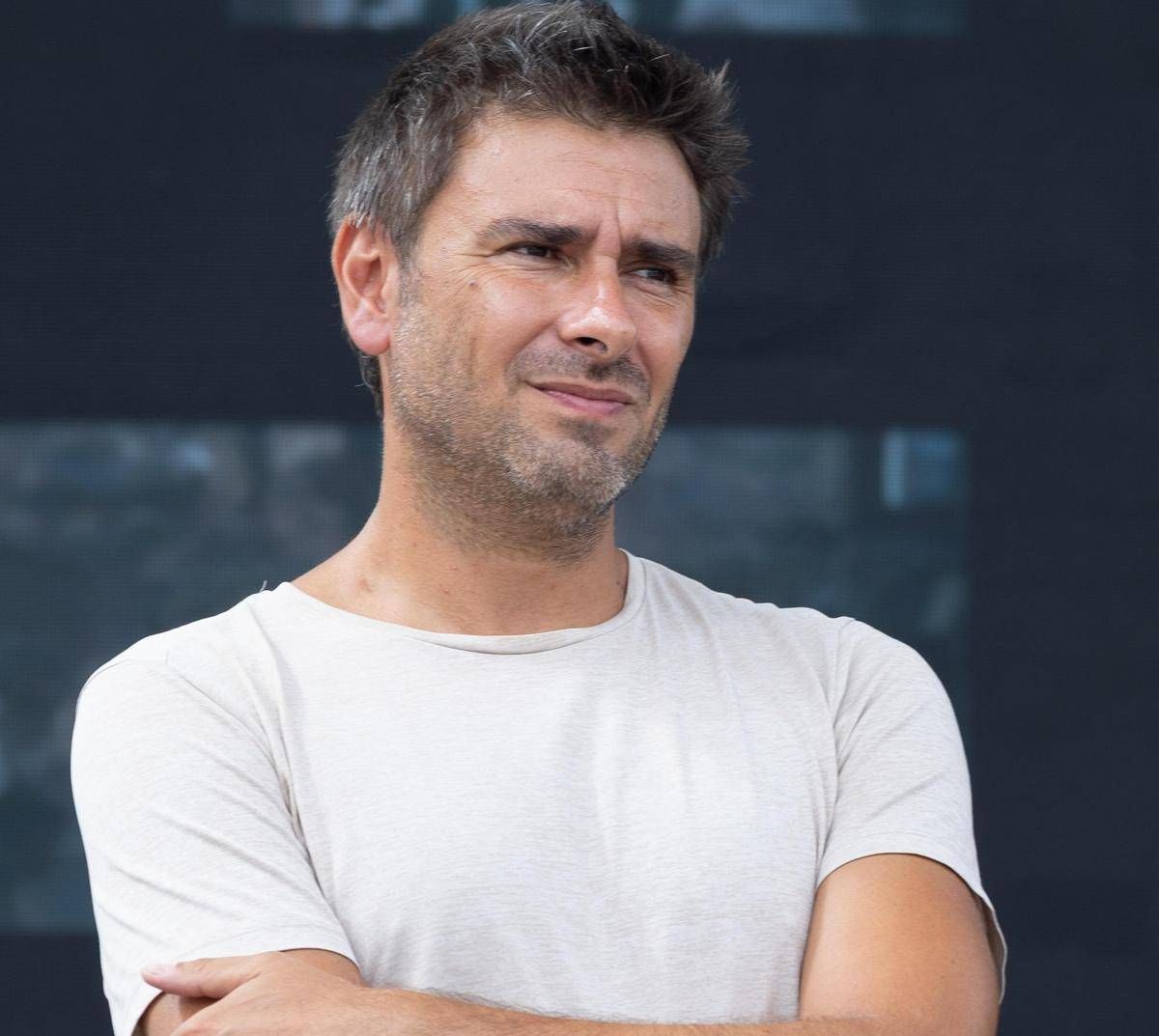 https://www.quotidianodelsud.it/wp-content/uploads/2026/09/alessandrodibattista-tshirt-ipa-fg.jpeg