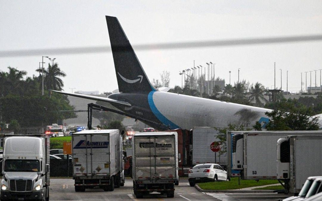 Aereo cargo Amazon fuori pista a Miami, 5 morti e 5 feriti: aperta un’indagine