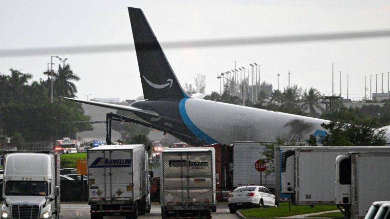 Aereo cargo Amazon fuori pista a Miami, 5 morti e 5 feriti: aperta un’indagine