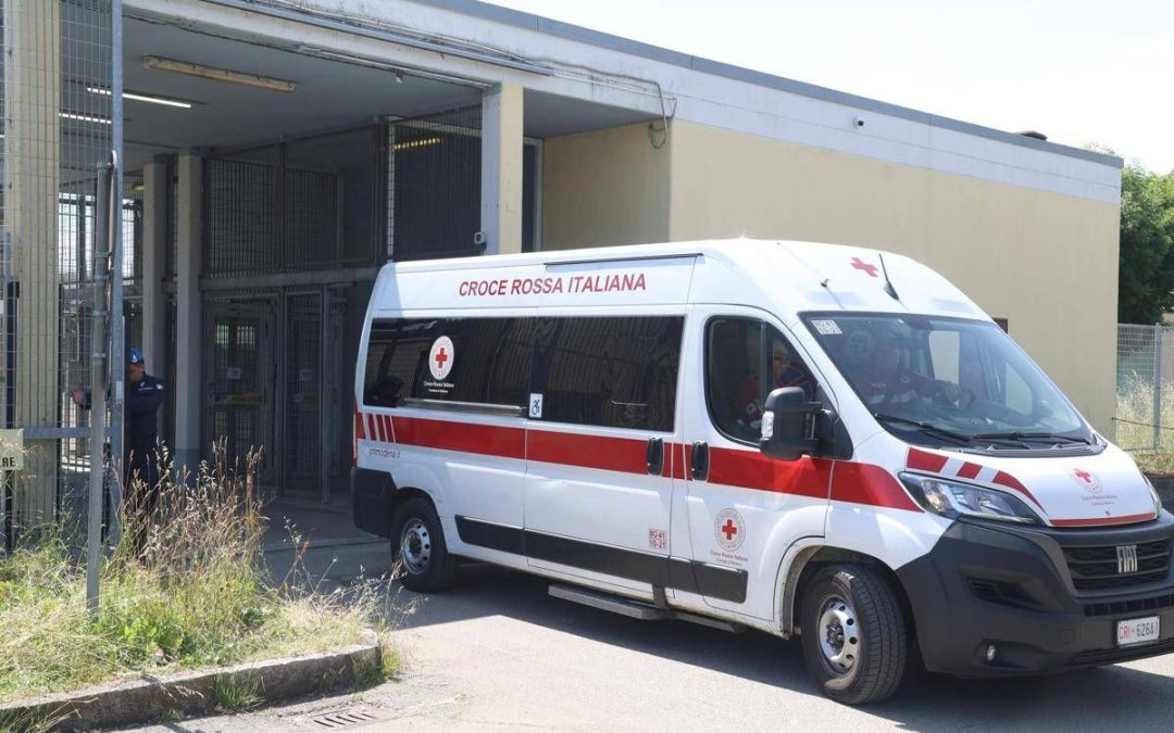 Roma, scontro fatale tra auto e moto: morto un 19enne, ferito un 18enne