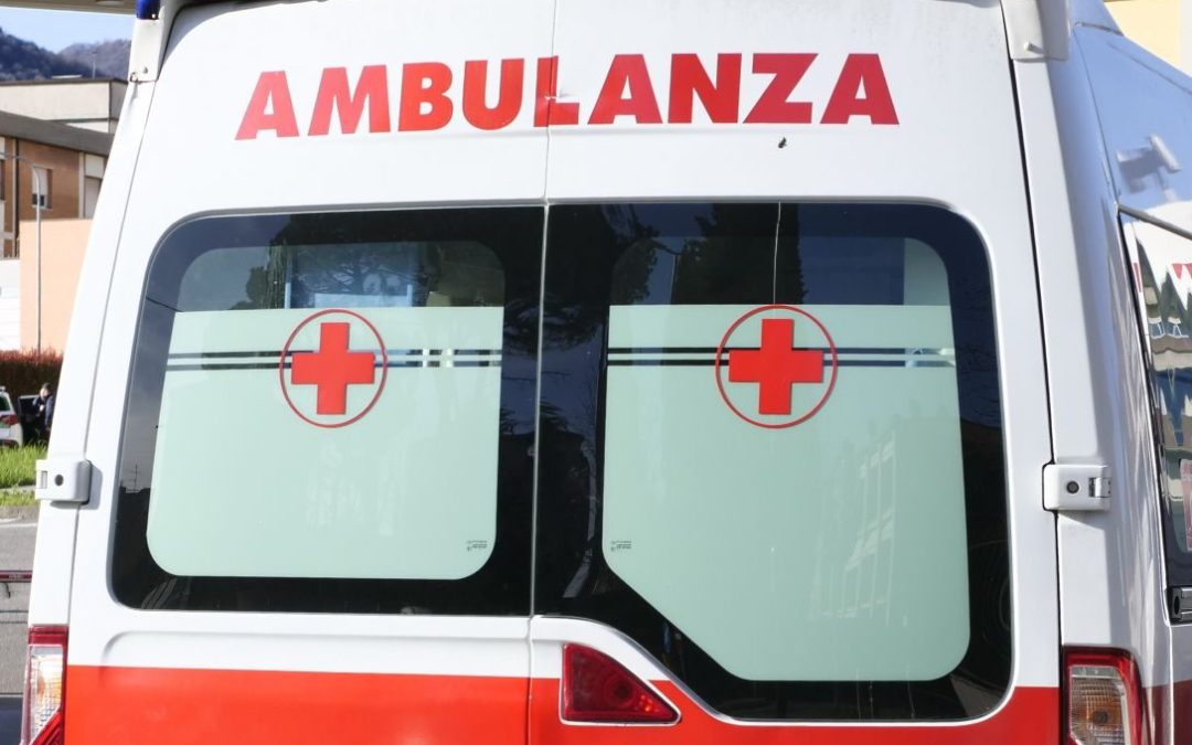 Padre e figlio cadono dal terrazzo durante una festa, grave 40enne
