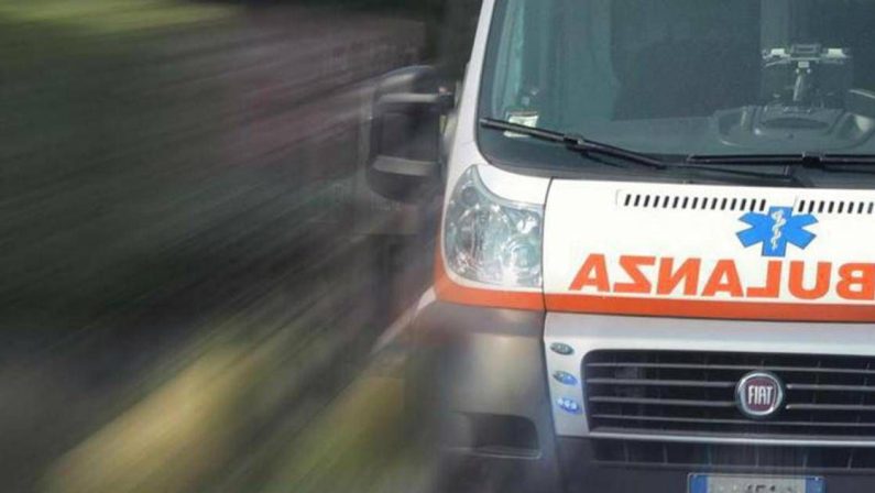 Napoli, «Picchiato da ragazzini per difendere figlia e investito da camion rifiuti»