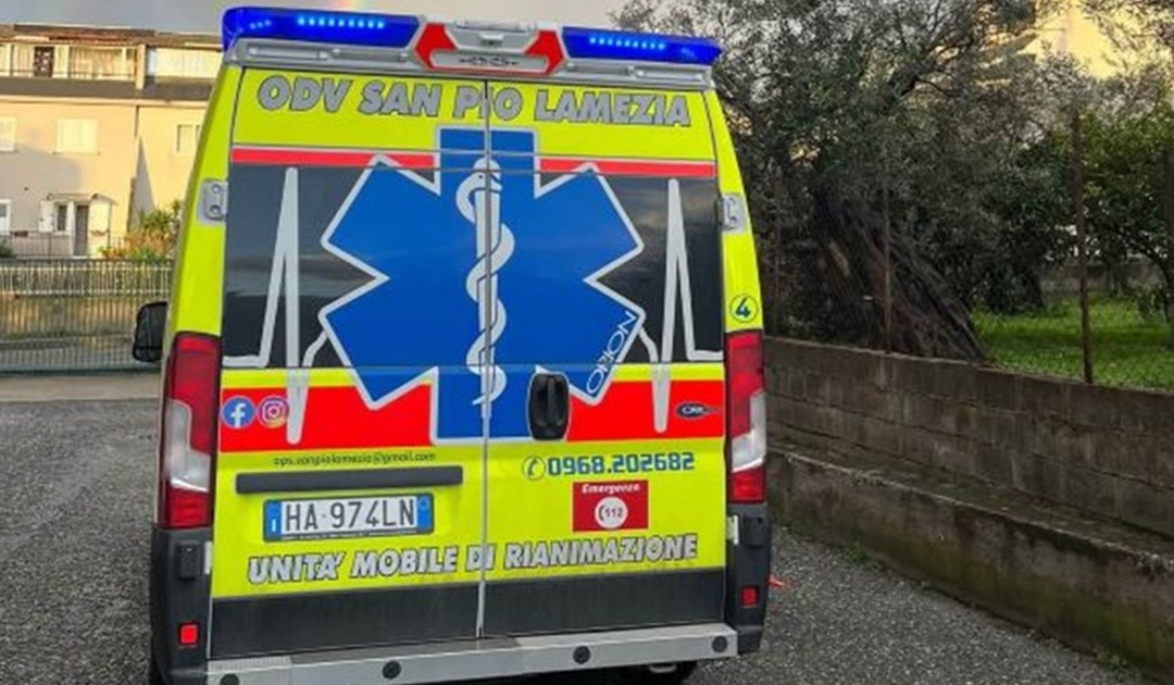 L'ambulanza dell'associazione lametina