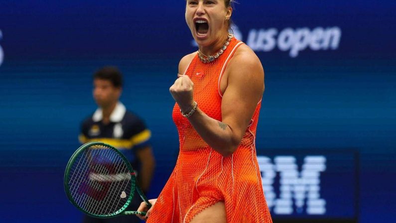 Us Open, Sabalenka batte Noskova in tre set e vola in semifinale