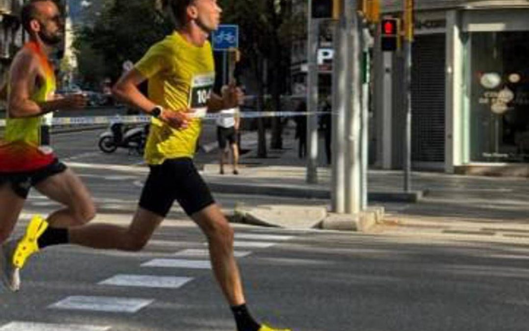 Corre una maratona… con le Crocs, la follia dell’atleta russo a Berlino