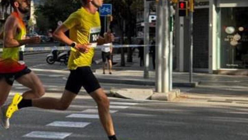 Corre una maratona… con le Crocs, la follia dell’atleta russo a Berlino