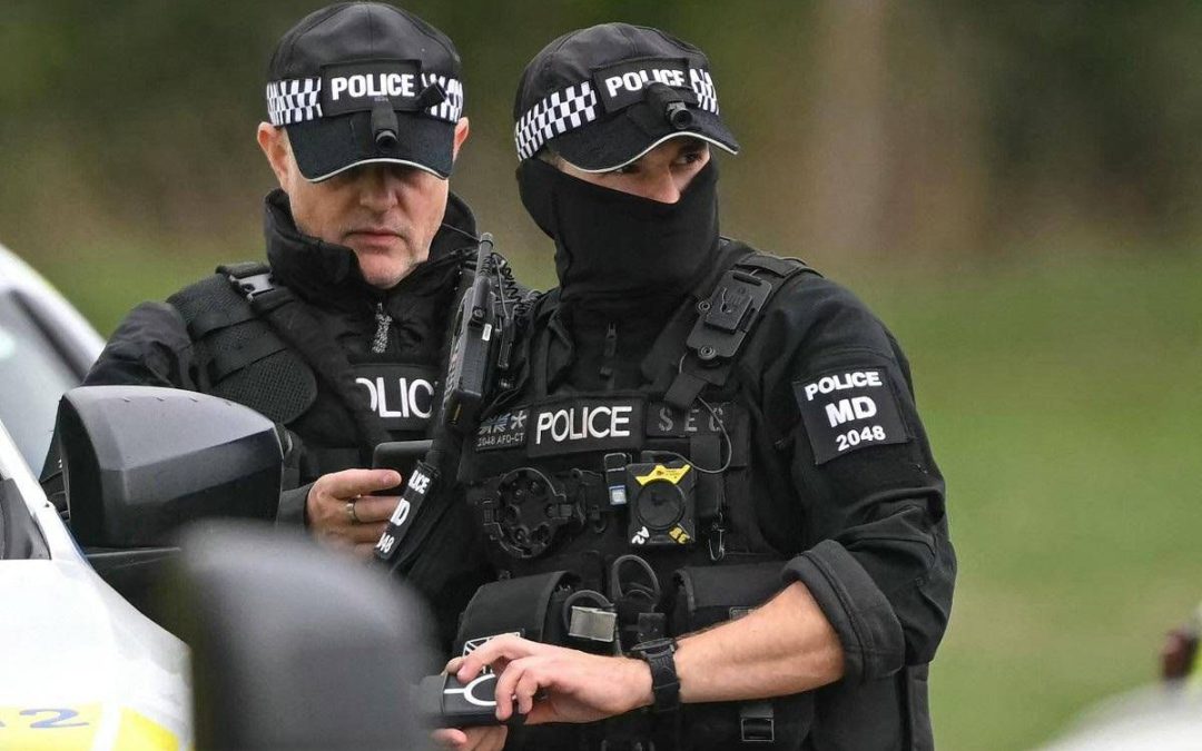 Sventato attentato in Gran Bretagna, esplosivi vicino a una base Raf a Fairford: chi sono i 5 arrestati