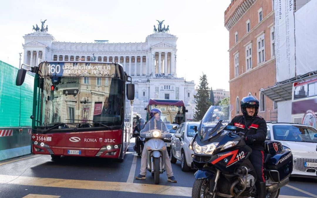 A Roma autobus sempre più ‘ostaggi’ delle auto, nel centro storico viaggiano anche a 1 km l’ora: lo studio