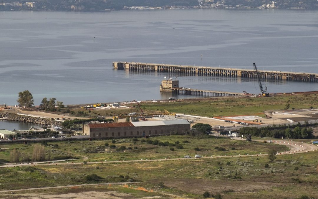 Protesta a Bagnoli contro i lavori per l’America’s Cup, bloccati i camion