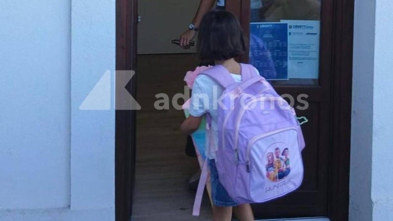 Campanella solitaria per la piccola Aysha, l’alunna che non può copiare: a scuola c’è solo lei