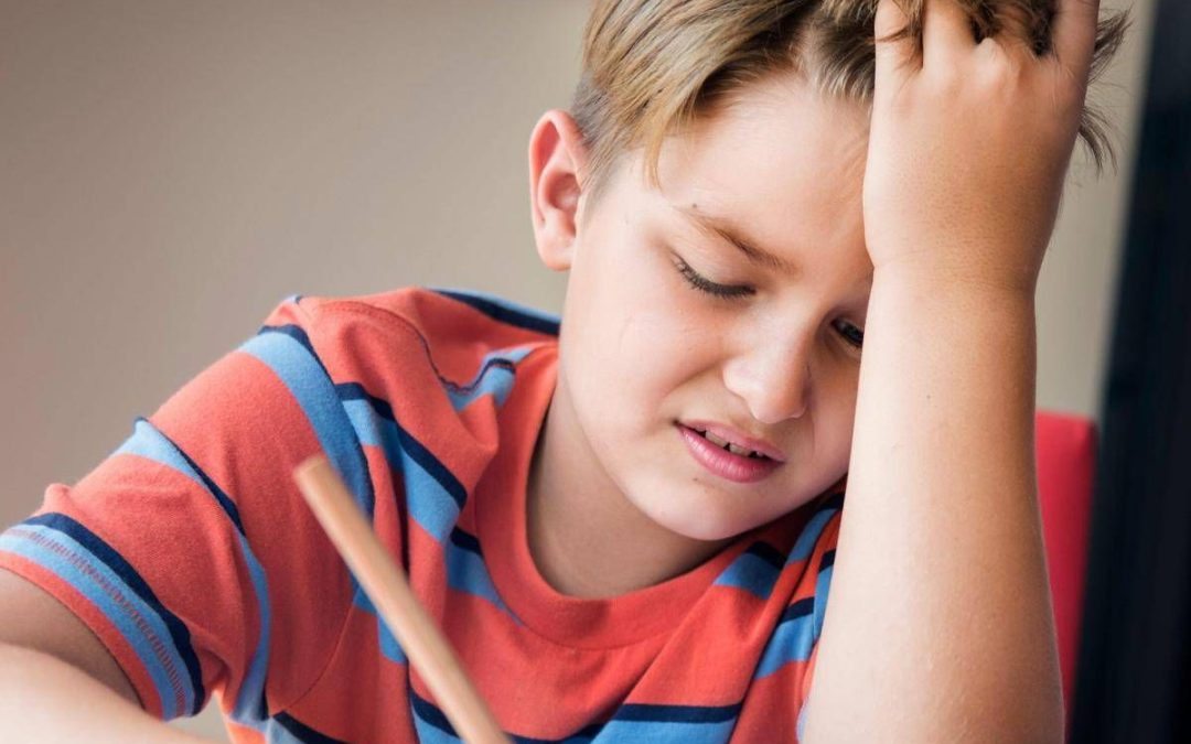 Emicrania, un bambino su 10 ne soffre con effetti sul rendimento: “Farmaci ci sono ma solo per adulti”