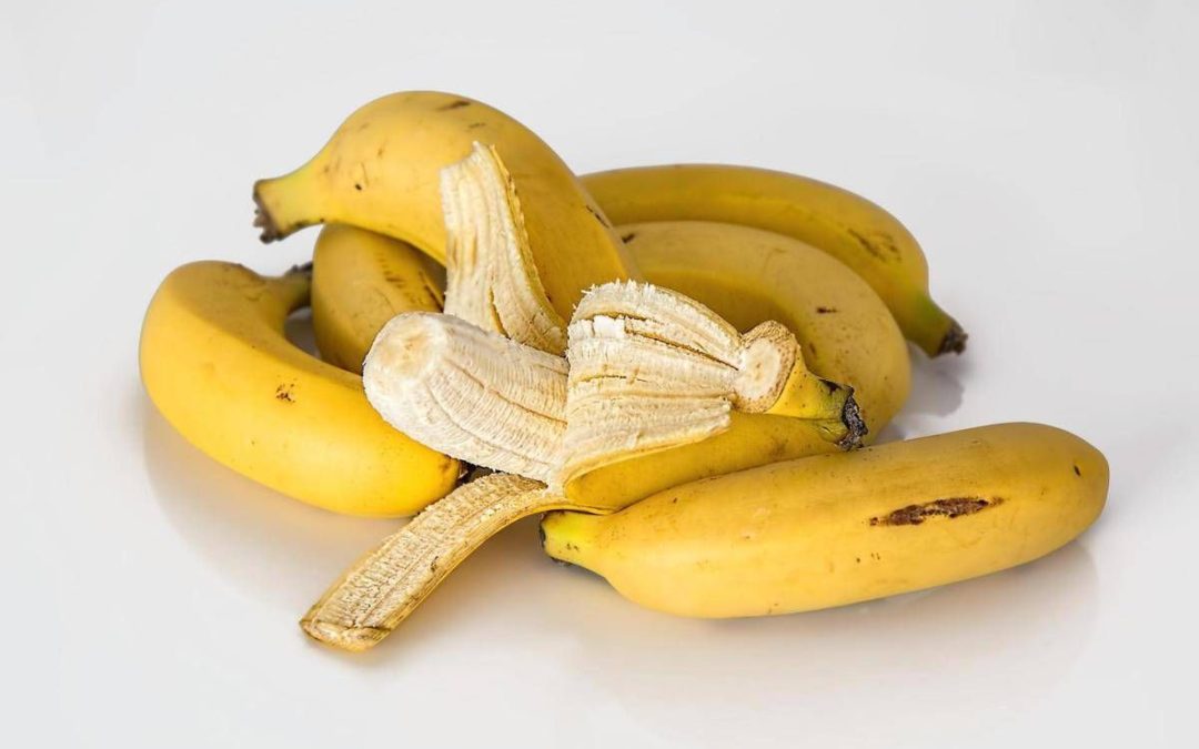 Buccia di banana frullata in acqua, la ‘ricetta’ per curare le piante