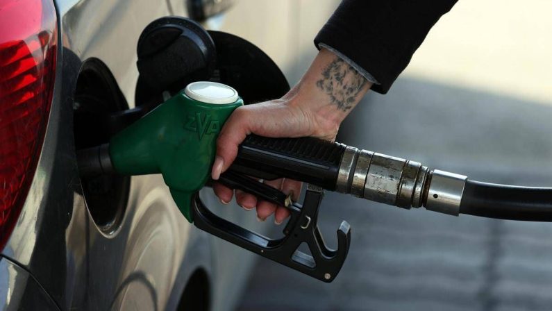 Tabarelli: “Senza stop alla guerra, carburanti a 2,5 euro al litro e boom bollette gas”