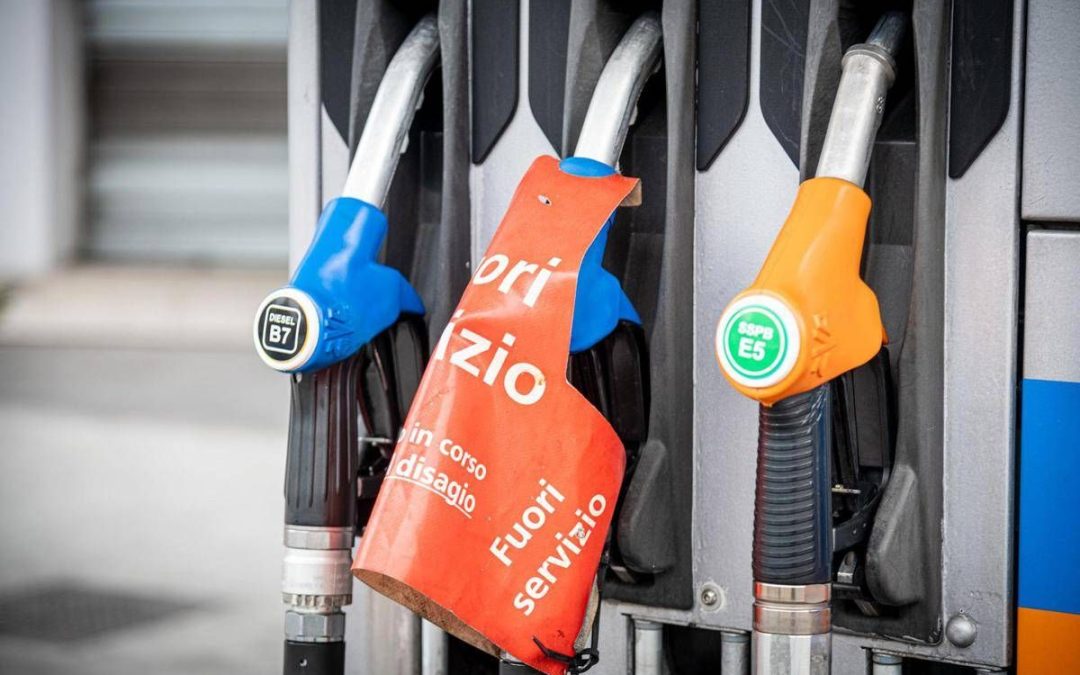 Carburanti, i prezzi volano: serie di record per il gasolio, su anche la benzina