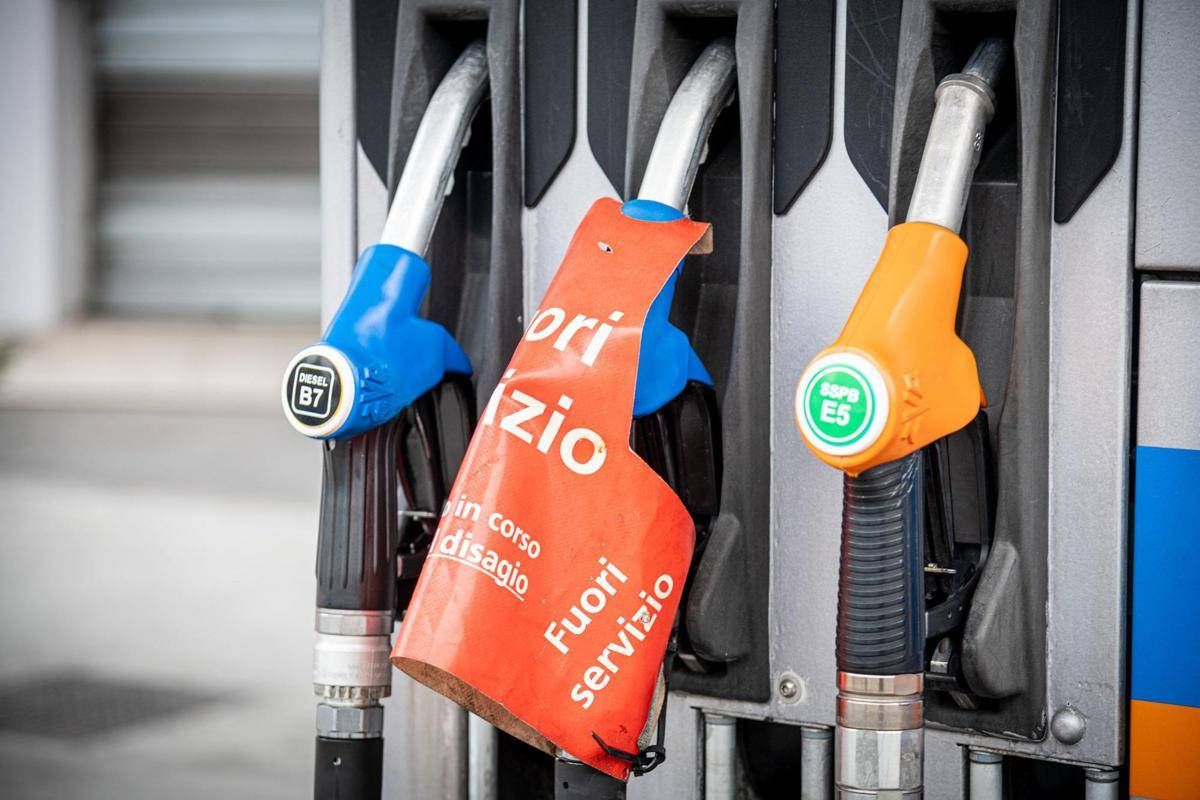 https://www.quotidianodelsud.it/wp-content/uploads/2026/09/benzina-distributore-fuoriservizio-fg.jpeg