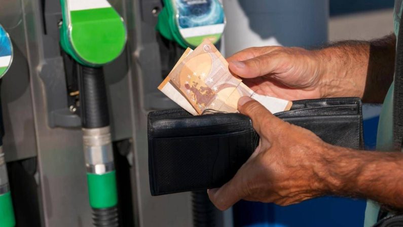 Caro carburanti, Cdm approva proroga taglio accise per 7 giorni
