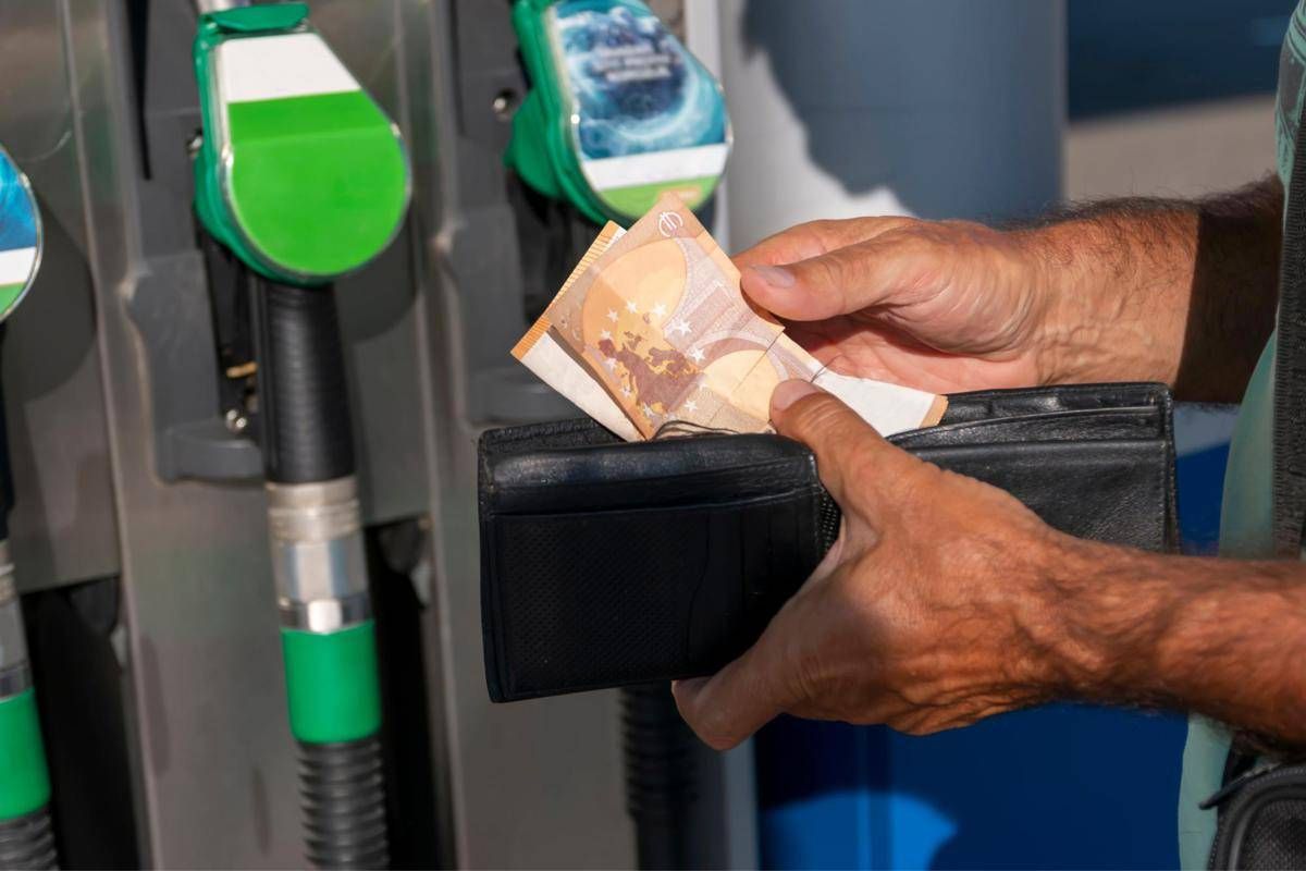 https://www.quotidianodelsud.it/wp-content/uploads/2026/09/benzina-rincaro-minaccia-iran-canva.jpeg