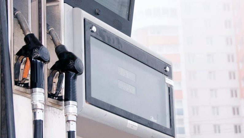 Caro carburante, bonus o aiuti a pensionati: le possibili misure del governo