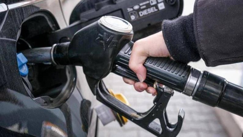 Bollo auto, quanto si risparmia con l’abolizione? L’analisi