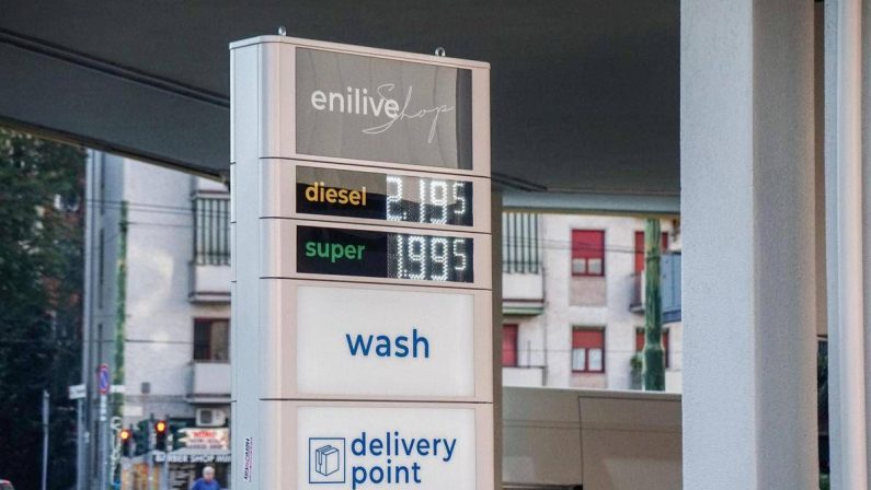 Carburanti, caos su prezzi alla pompa: calo per benzina e diesel, sale il gasolio